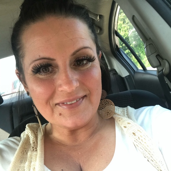 Meet your Posher, Sandy - Picture 2 of 2